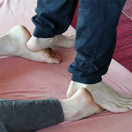 Fussakupressur mit den Füßen an den Füßen