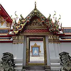 Offene Tür im Tempel Wat Po wo wieder eine offene Tür zu sehen ist mit dem Yogamann im hintergrund